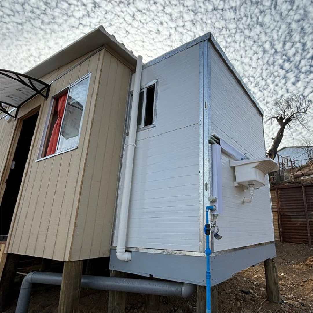 bano-modular-emergencia-vista-exterior Baño modular de emergencia exterior para jardín y obras en Chile
