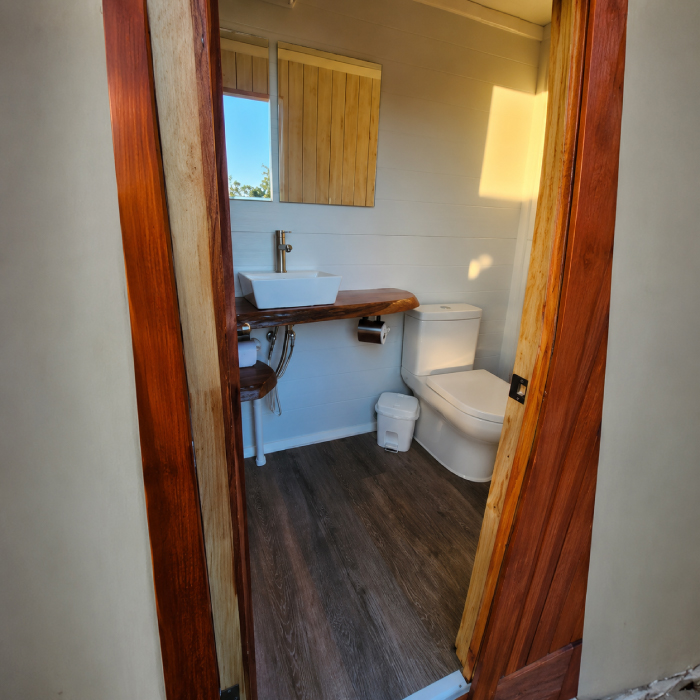 bano-modular-quincho-interior Interior real de baño modular con terminaciones en madera, WC y lavamanos