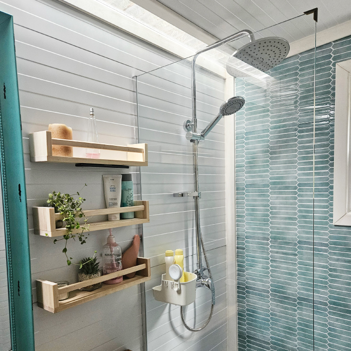 quincho-modular-con-bano-interior Baño interior de quincho modular con ducha, repisas y terminaciones claras