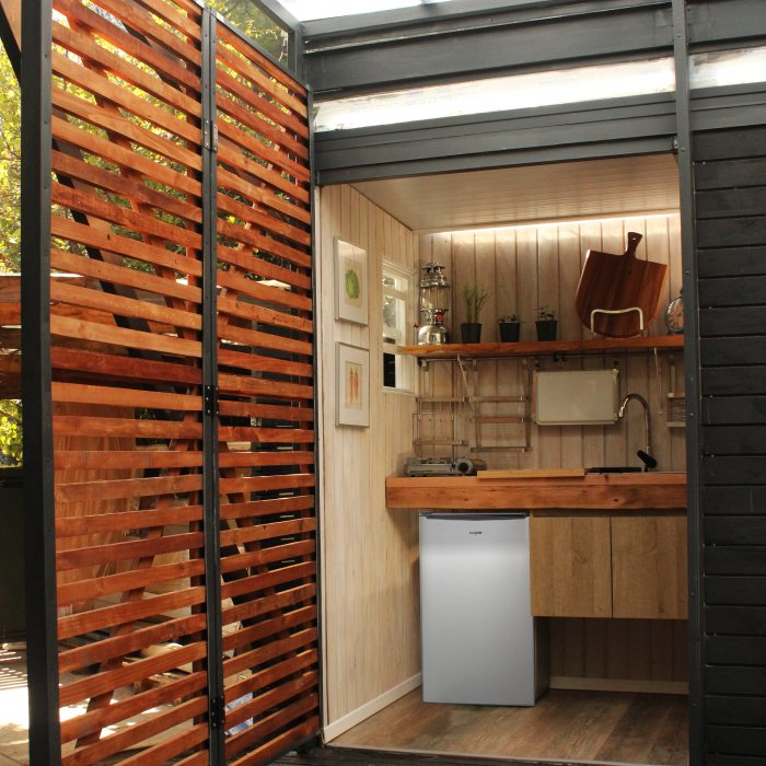 quincho-modular-con-cocina-patio-jardin Interior de quincho modular con cocina equipada y terminaciones en madera