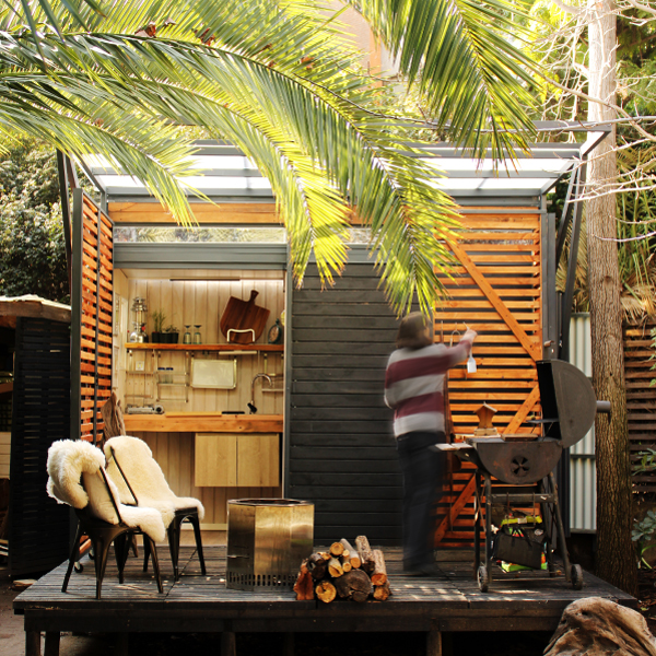 quincho-modular-patio-jardin-techado Quincho modular para jardín con terraza exterior y estructura de madera