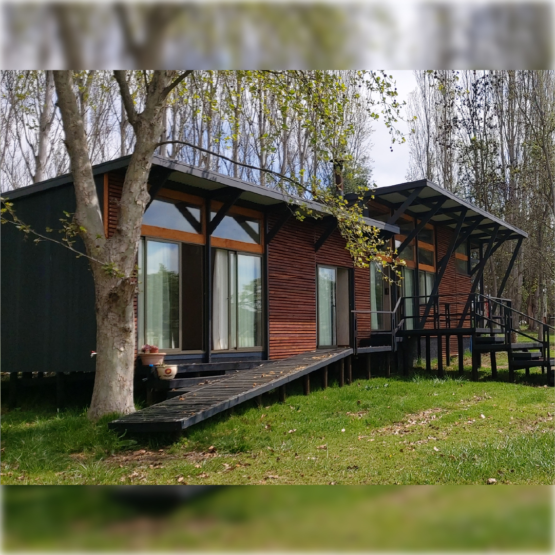 refugio-modular-en-bosque-terraza Refugio modular a medida en entorno natural con estructura elevada y diseño personalizado