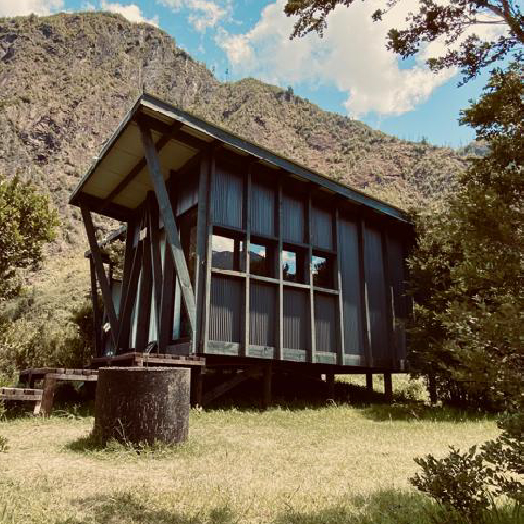 refugio-modular-madera-con-terraza Refugio modular a medida en paisaje natural con ventanales y estructura de madera