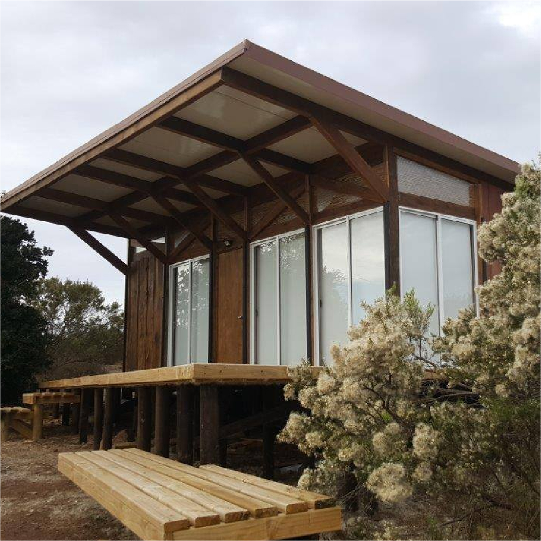 refugio-modular-playa-con-terraza Refugio modular a medida en entorno natural con estructura elevada y diseño personalizado