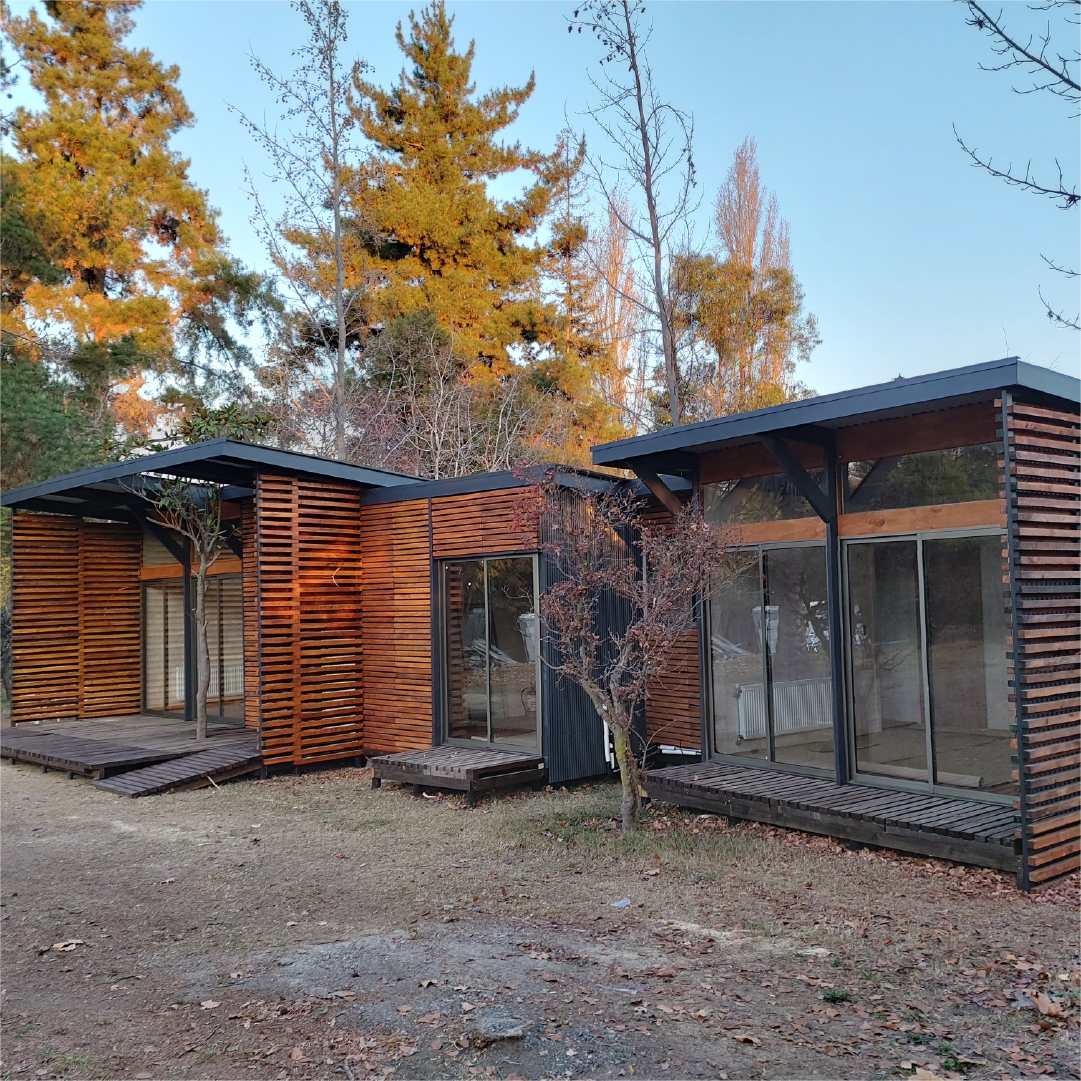 refugio-modular-vivienda-prefabricada Refugio modular de madera a medida instalado en terreno natural